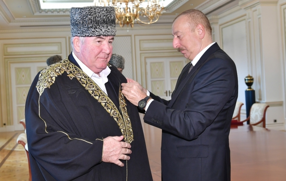 Staatspräsident Ilham Aliyev empfängt eine Gruppe von muslimischen Persönlichkeiten aus Religion