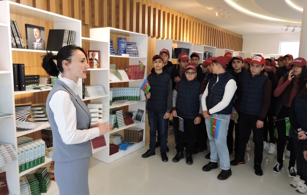 Tur-aksiya iştirakçıları Şəkinin tarixi məkanları ilə tanış olublar