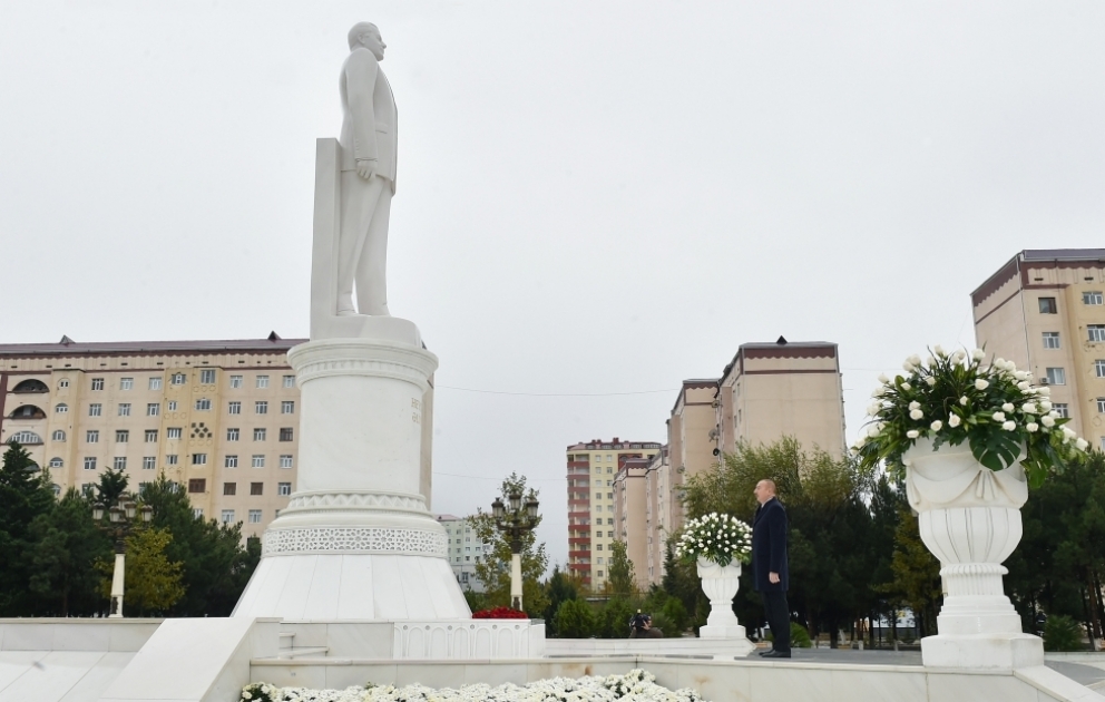 Prezident İlham Əliyev Sumqayıtda Ulu Öndərin abidəsini ziyarət edib