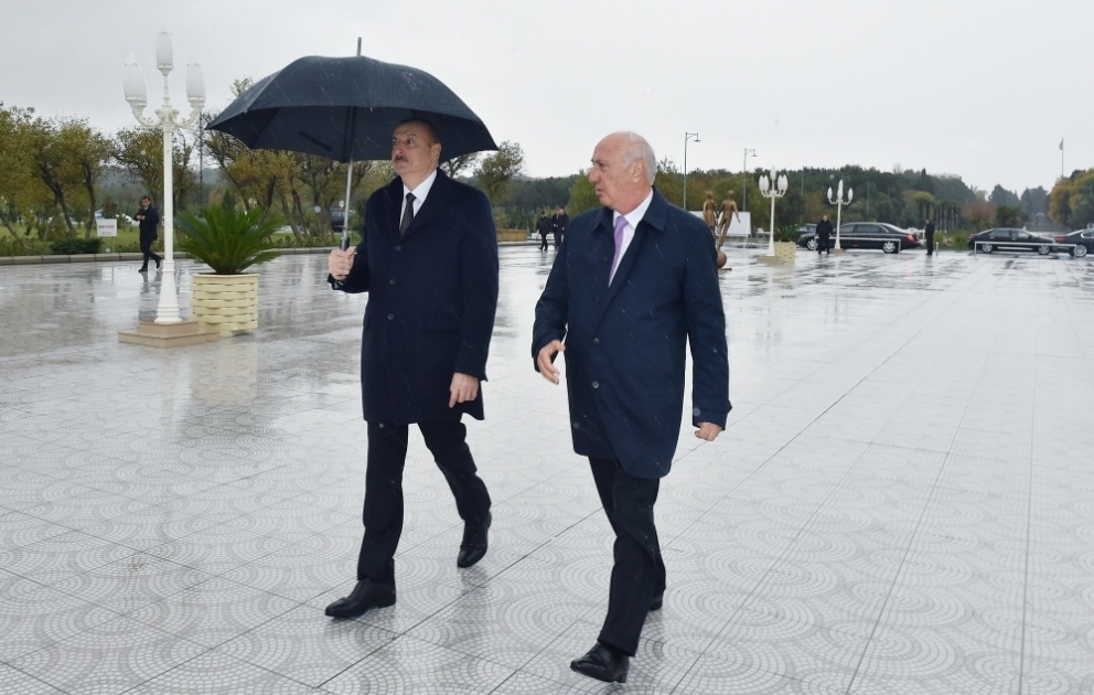 Sumgayit: Präsident Ilham Aliyev besucht Boulevard Komplex
