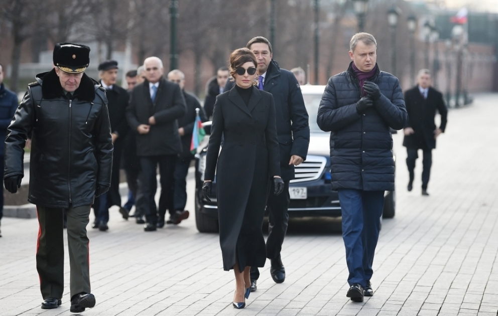 Erste Vizepräsidentin Aserbaidschans Mehriban Aliyeva besucht Grabmal des Unbekannten Soldaten in Moskau
