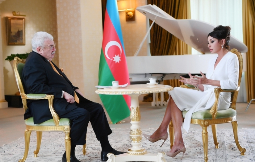 Erste Vizepräsidentin Mehriban Aliyeva gibt russischen Medien Interview