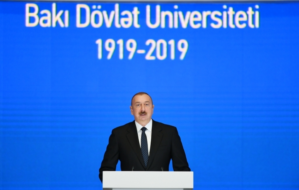 Präsident Ilham Aliyev nimmt an Veranstaltung zum 100-jährigen Bestehen der Staatlichen Universität Baku teil
