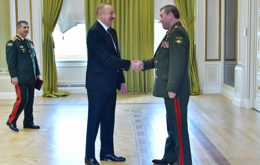 Le président de la République rencontre une délégation dirigée par le chef d’état-major général des armées russes