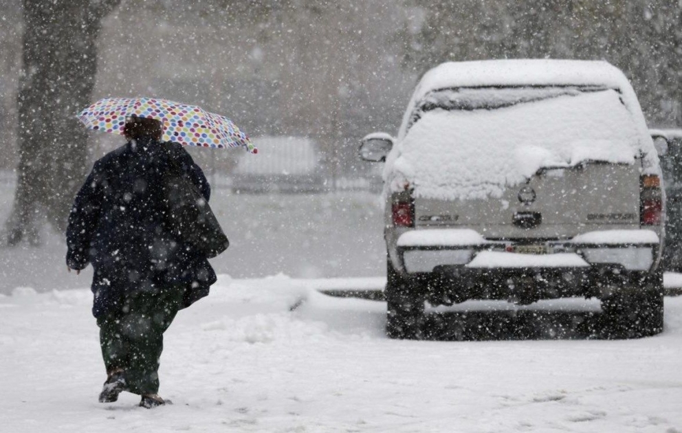Snow cancels hundreds of U.S. flights, delays thousands