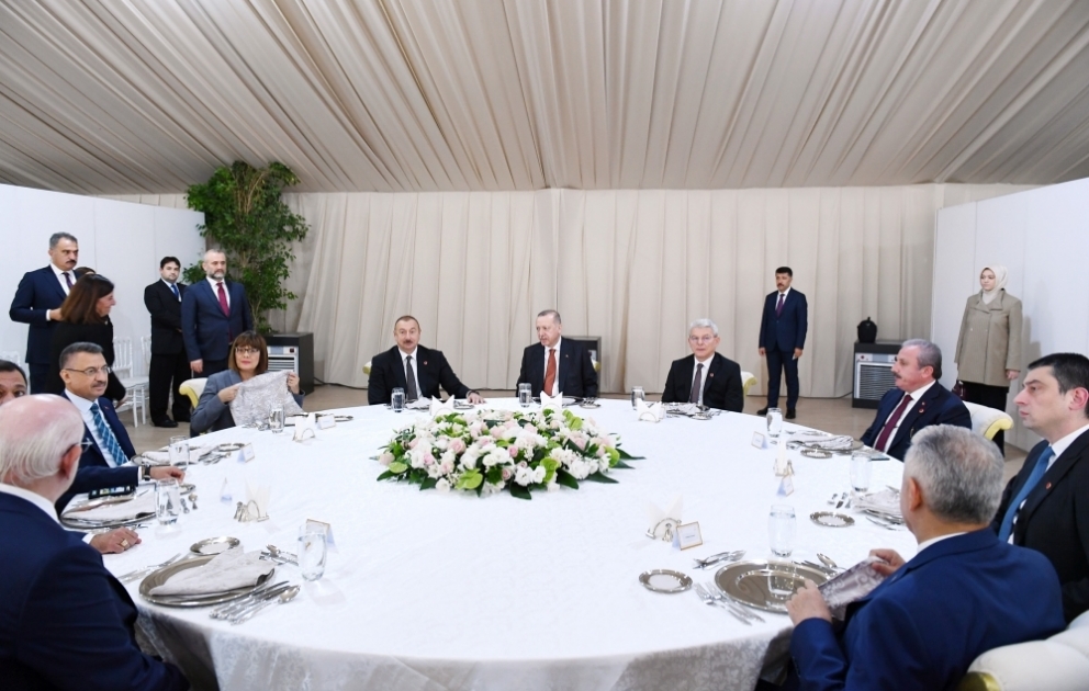 TANAP-ın Avropa ilə birləşən hissəsinin açılış mərasiminin iştirakçılarının şərəfinə ziyafət verilib 
Prezident İlham Əliyev ziyafətdə iştirak edib