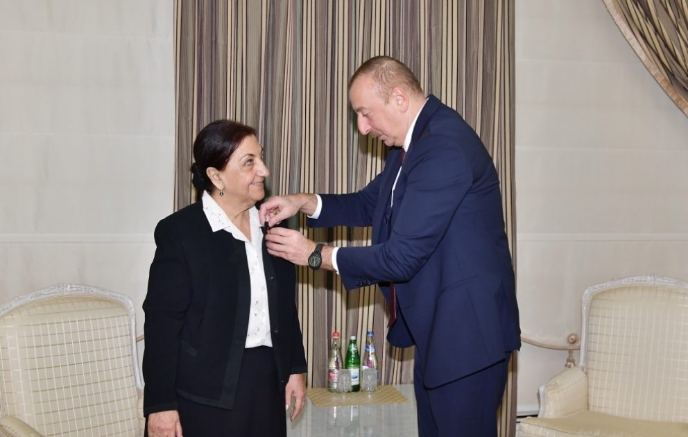 Präsident Ilham Aliyev empfängt Dilara Seyidzade und überreicht ihr Sharaf-Orden