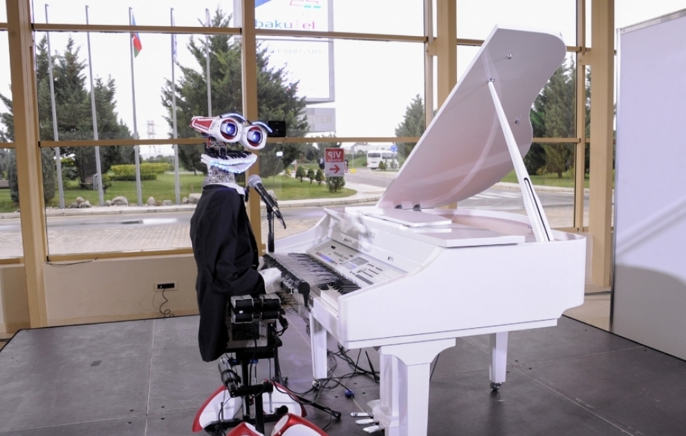 «Bakutel»in oxuyan və oynayan robotları