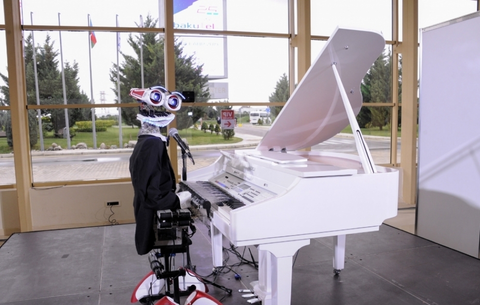 Salon «Bakutel 2019»: des robots qui chantent et dansent
