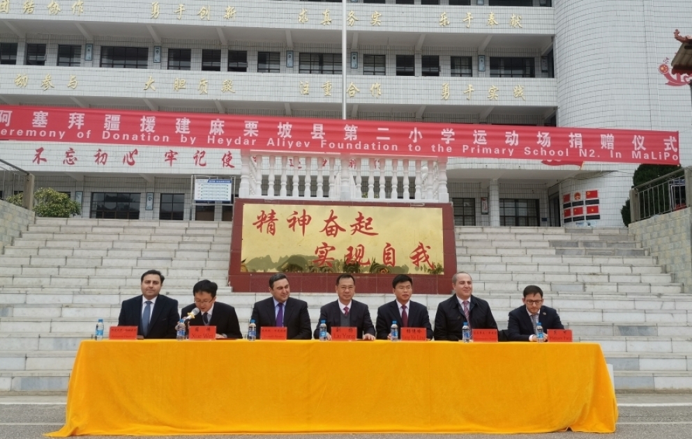Mit Unterstützung von Heydar Aliyev Stiftung wird Sportplatz in China gründlich renoviert
