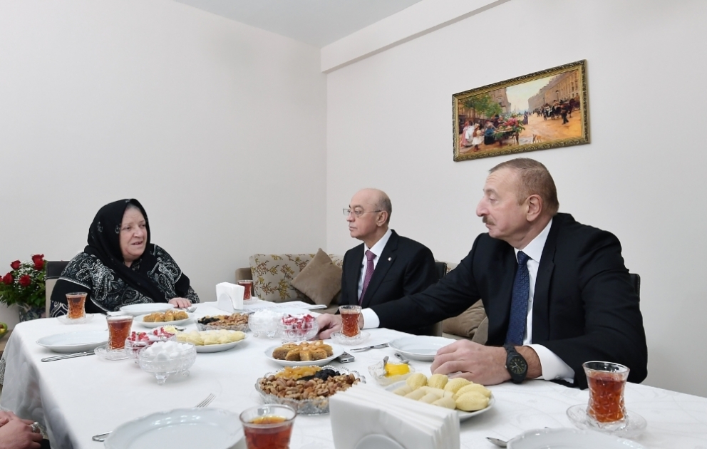 Chamakhy: le président azerbaïdjanais visite un immeuble construit pour les familles dont les maisons avaient été endommagées suit au séisme