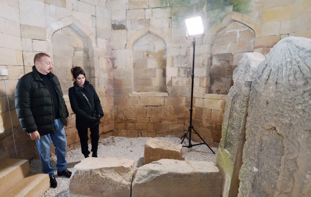 Präsident Ilham Aliyev und First Lady inspizieren rund um Schahkhandan-Mausoleum in Schamachi durchgeführte Sanierungsarbeiten