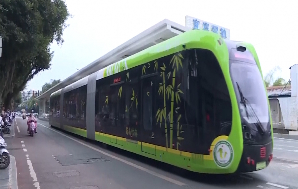 Dünyada ilk relssiz tramvay xətti Çində istifadəyə verilib