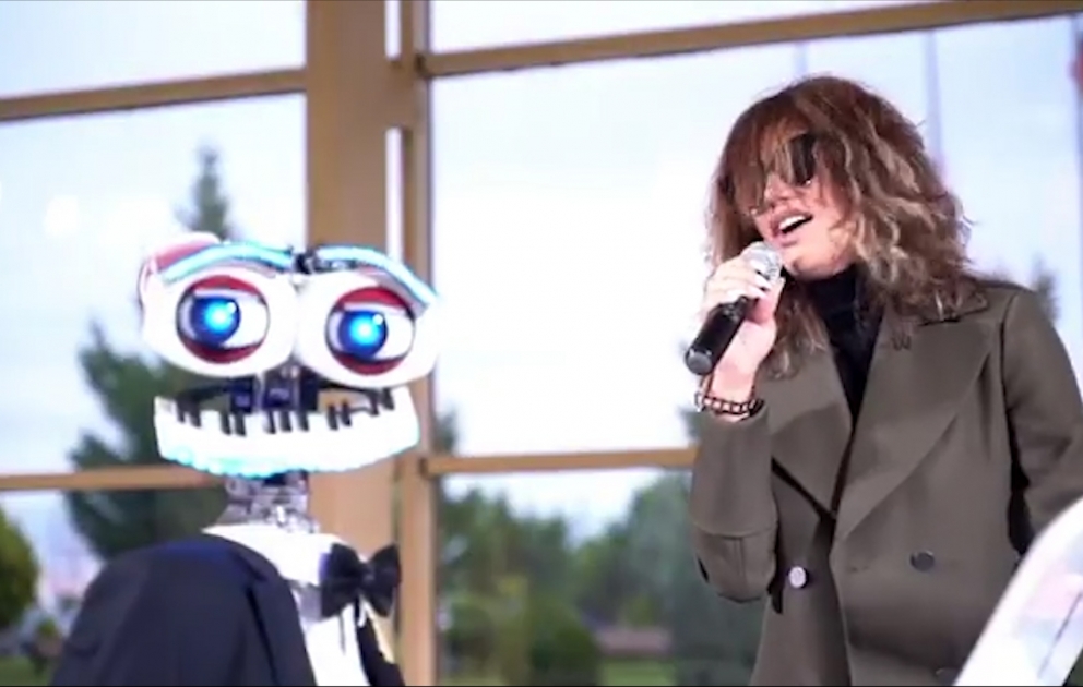 Röya italiyalı robotla mahnı oxudu