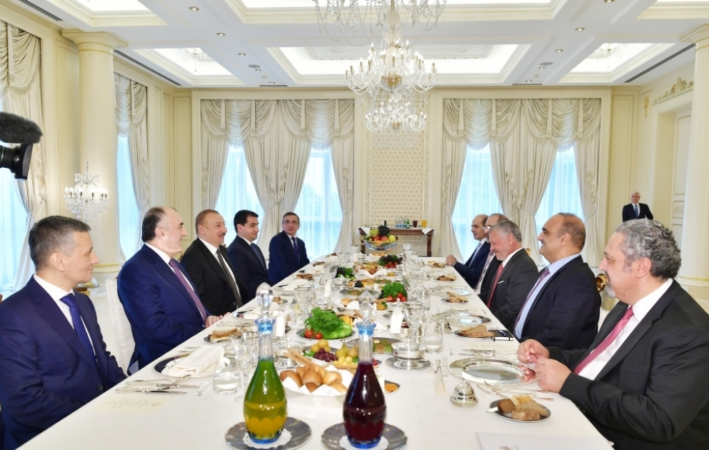 Le président Ilham Aliyev et le roi Abdallah II de Jordanie se réunissent autour d’un déjeuner de travail