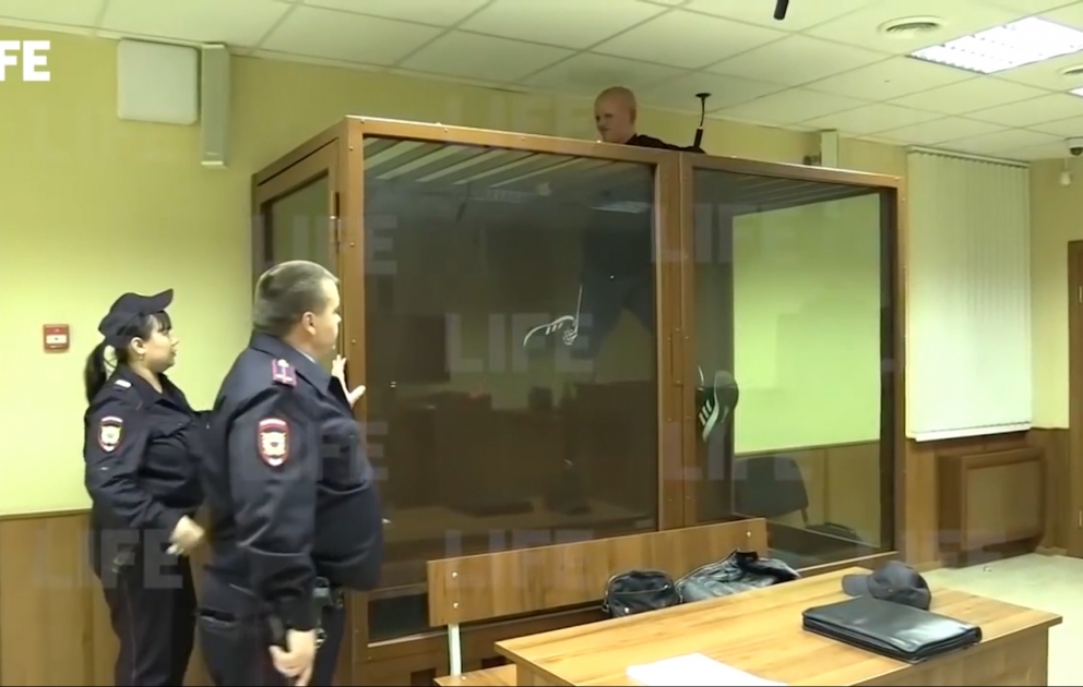 Məhkəmə zalında tavana dırmaşıb qaçmaq istədi