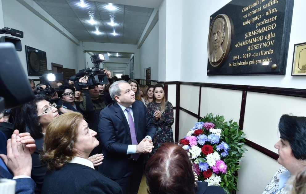 Bakı Dövlət Universitetində görkəmli alim Şirməmməd Hüseynovun barelyefi açılıb