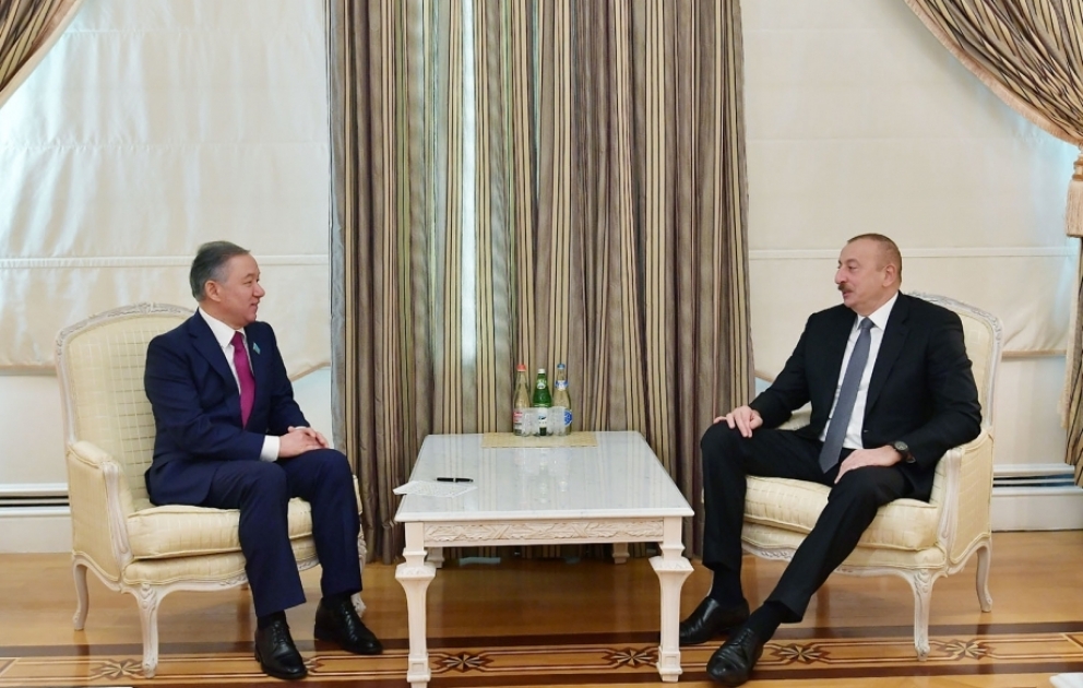Präsident Ilham Aliyev empfängt kasachischen Parlamentspräsidenten Nurlan Nyghmatulin