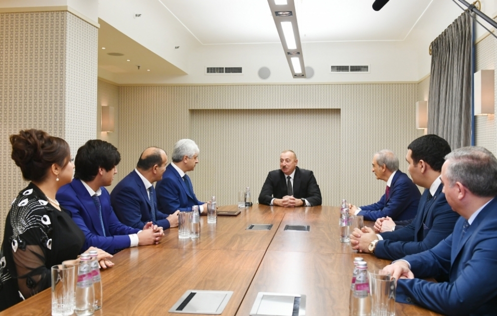 Prezident İlham Əliyev Sankt-Peterburqda fəaliyyət göstərən Azərbaycan diaspor təşkilatlarının rəhbərləri ilə görüşüb