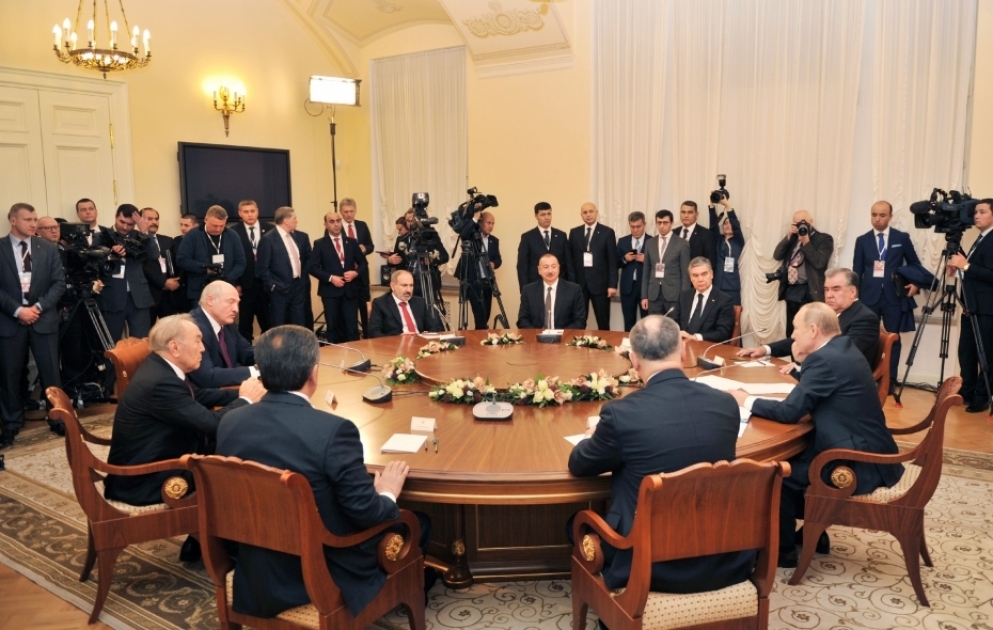 Le président Ilham Aliyev participe à une réunion informelle des chefs d'Etat de la CEI à Saint-Pétersbourg