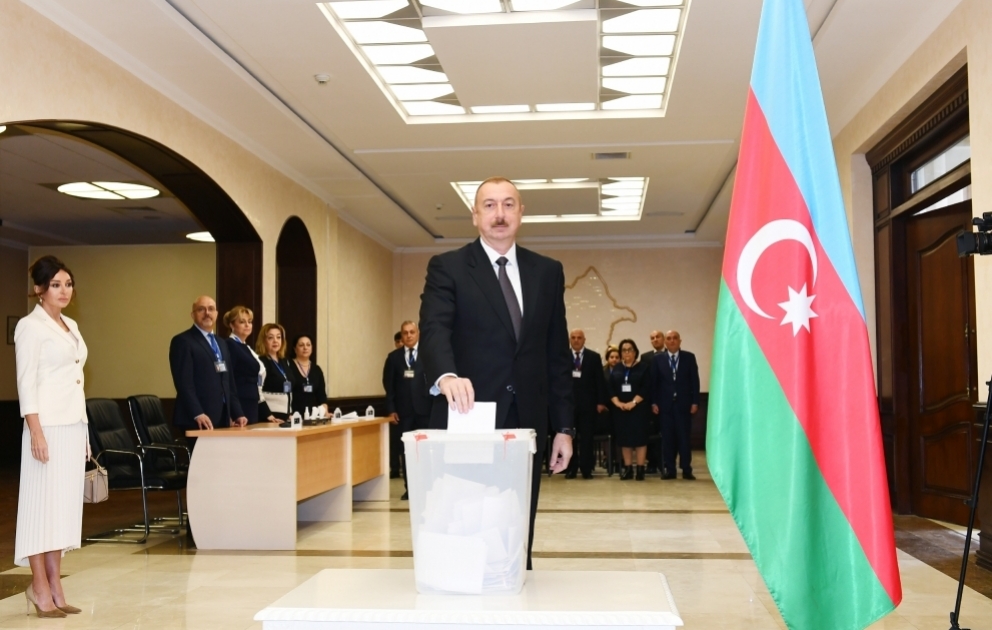 Azərbaycan Prezidenti İlham Əliyev 6 saylı seçki məntəqəsində səs verib