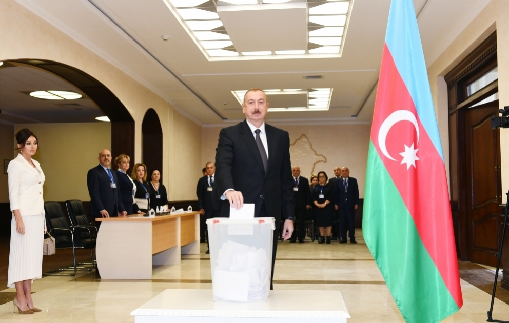 Le président azerbaïdjanais Ilham Aliyev vote au bureau de vote № 6