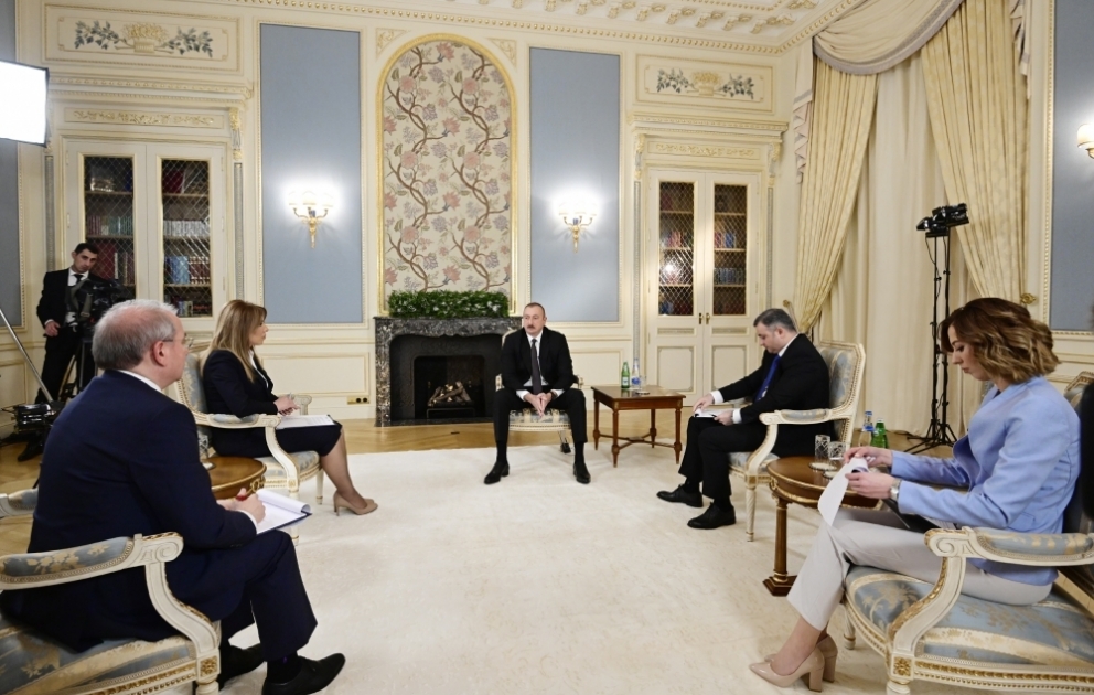 Präsident Ilham Aliyev gibt einer Gruppe von lokalen Journalisten Interview über Jahresergebnis