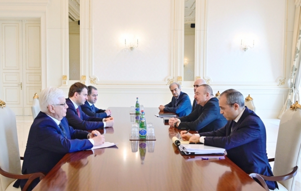 Aserbaidschans Präsident Ilham Aliyev empfängt russische Delegation