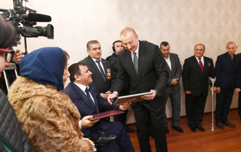 Şəhid ailələrinə və Qarabağ müharibəsi əlillərinə mənzillərin, Qarabağ müharibəsi əlillərinə avtomobillərin təqdim olunması mərasimi keçirilib 
Prezident İlham Əliyev mərasimdə iştirak edib