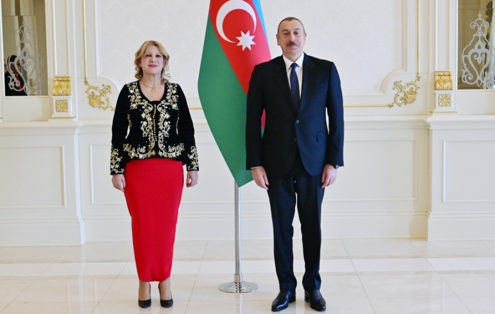 Präsident Ilham Aliyev empfängt neue Botschafterin von Algerien