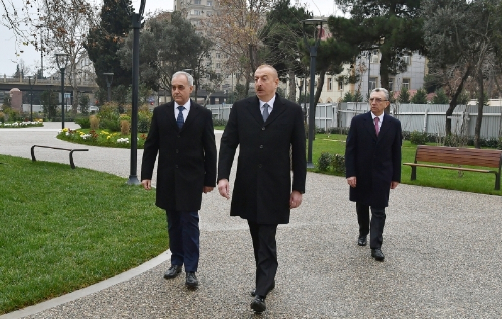 Präsident Ilham Aliyev besucht sanierten Park in Baku