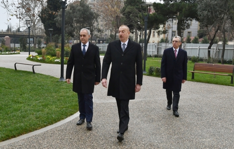 Le président Ilham Aliyev prend connaissance des travaux de reconstruction dans un parc de Bakou