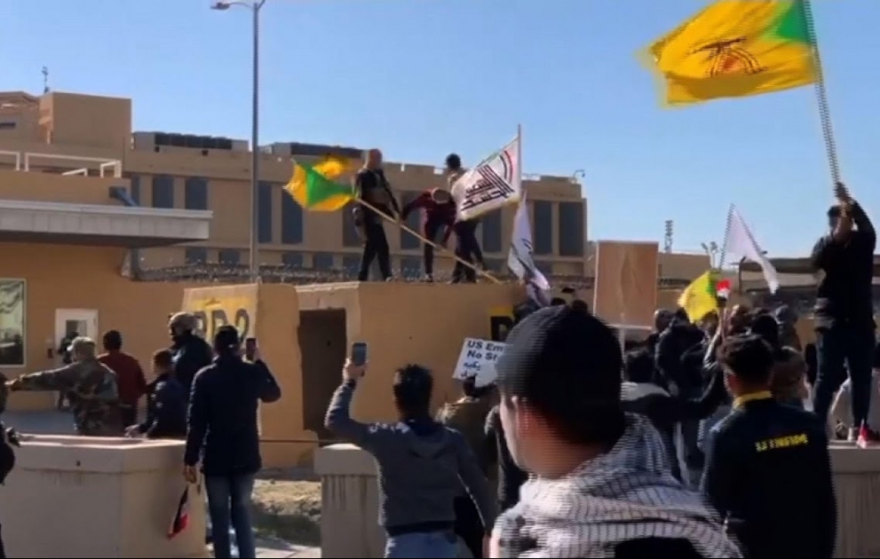 İraqda nümayişçilər ABŞ səfirliyini ələ keçirib