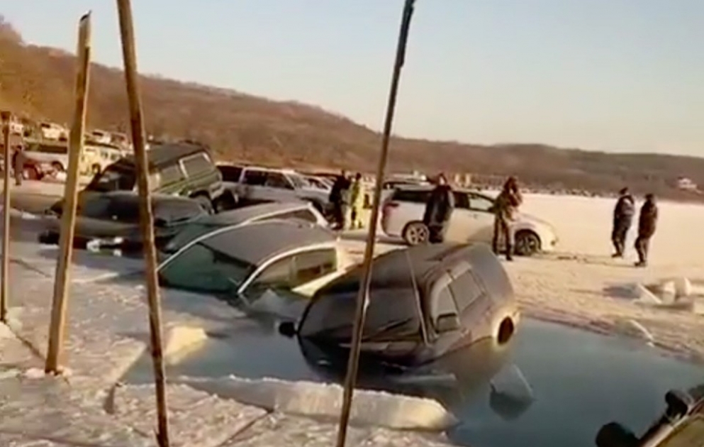 Vladivostokda onlarla avtomobil buz altında qaldı