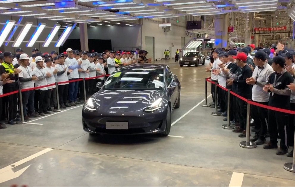 “Tesla”nın Çindəki zavodunda istehsal olunan ilk avtomobillər müştərilərə təqdim edilib