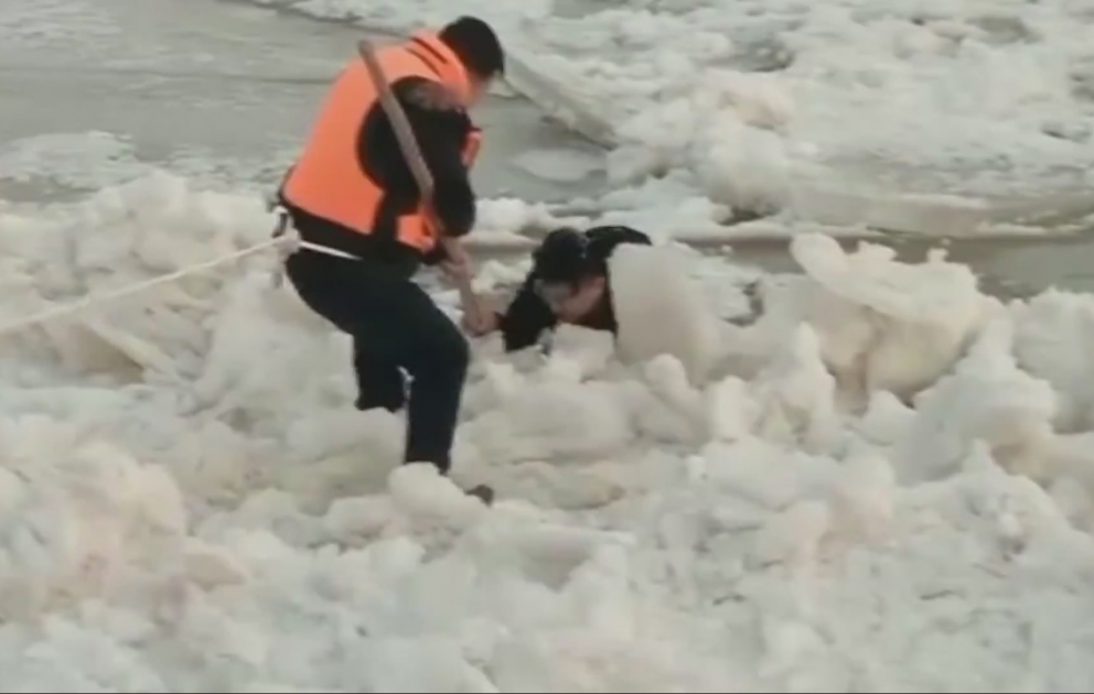 Man rescued after traped into ice pole for 40 min in China