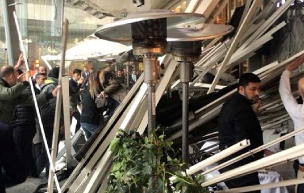 İstanbulda restoranın tavanı çökdü: Yaralılar var