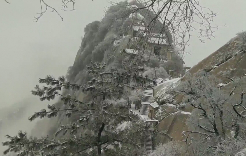 Tourists witness picturesque view of Mount Huashan after snow