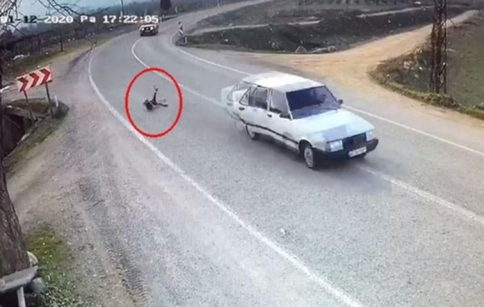 Uşaq hərəkətdə olan maşından yola yıxıldı