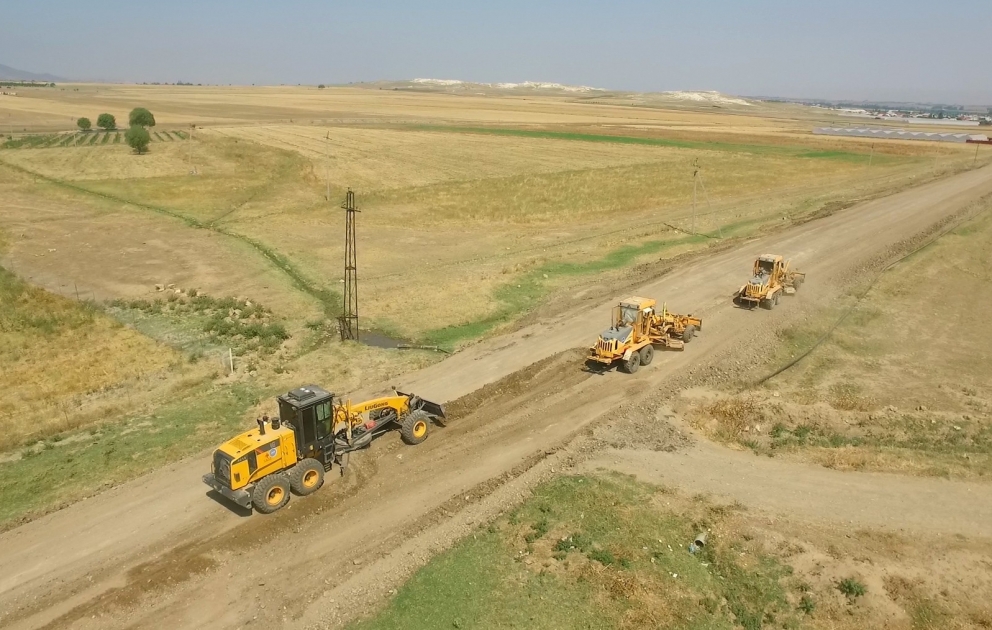 Şəmkirdə 3 istiqamət üzrə 32.9 km uzunluğunda yol yenidən qurulub