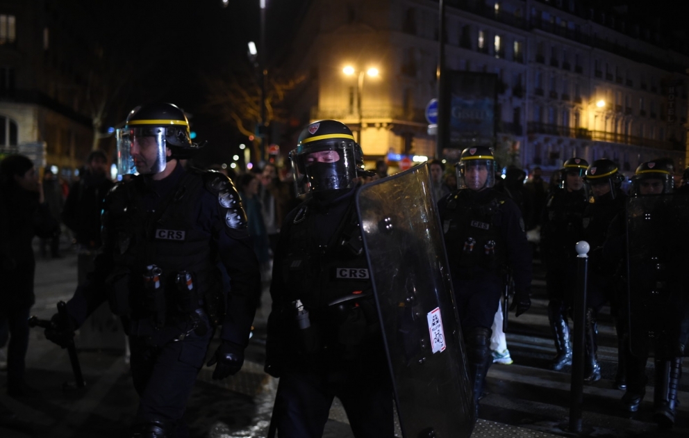 À Paris, des manifestants perturbent une sortie d'Emmanuel Macron au théâtre
