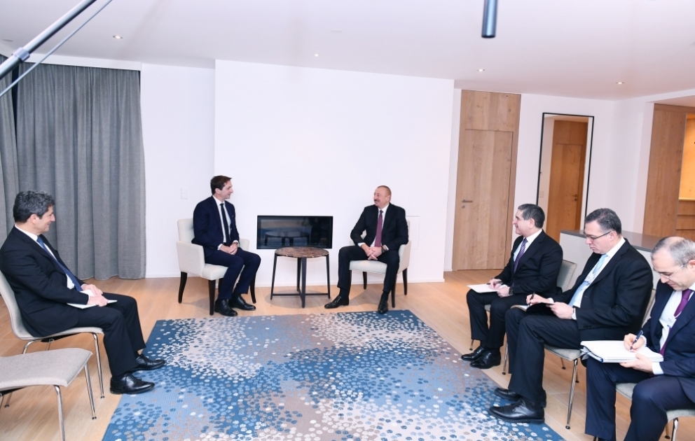 Präsident Ilham Aliyev trifft CEO von “Suez Group“ in Davos