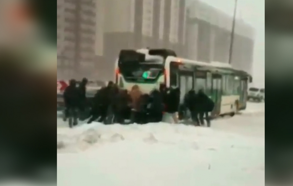 Qazaxıstanda qar çovğunu - Nur-Sultanda nəqliyyatın hərəkəti iflic olub