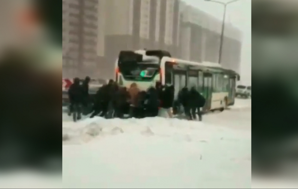 Kazakhstan: une tempête de neige a immobilisé la circulation des voitures