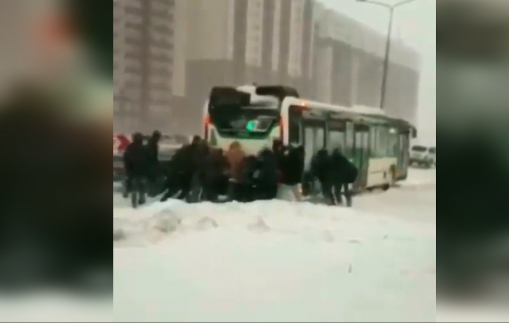 Снежный буран в Нур-Султане - Движение транспорта парализовано