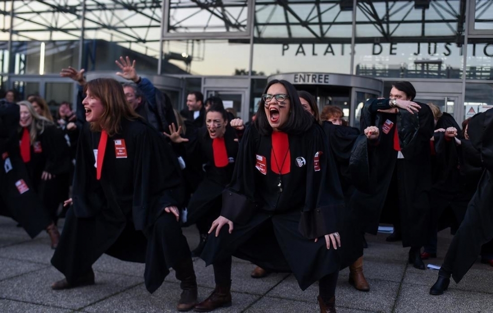 Retraites: les avocats de Seine-Saint-Denis font un haka, "la danse des guerriers"