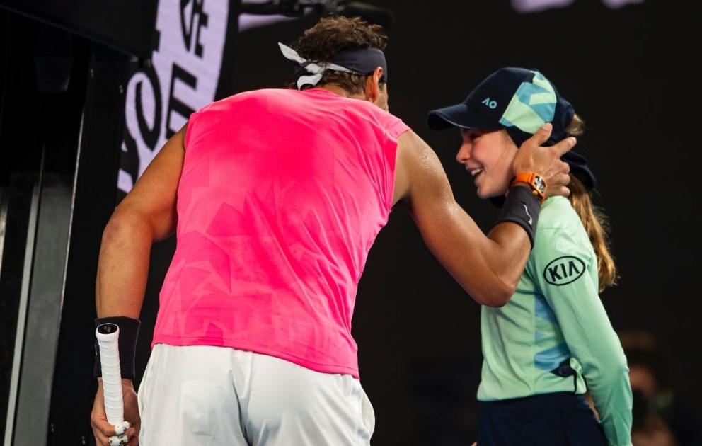 Rafael Nadal entschuldigt sich beim Ballmädchen mit einem Küsschen