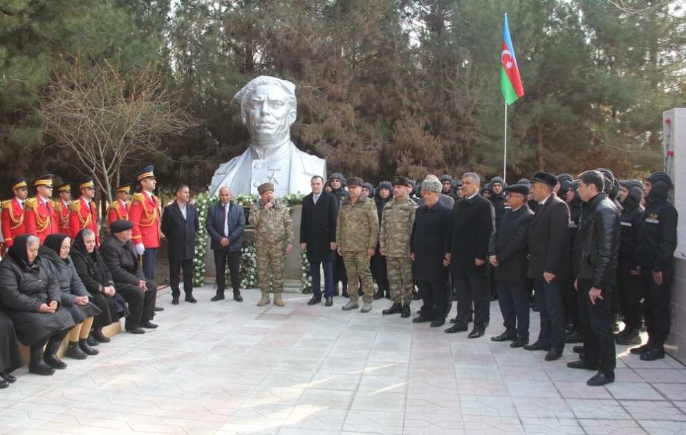 Man ehrt Andenken von General Hazi Aslanov an der Front