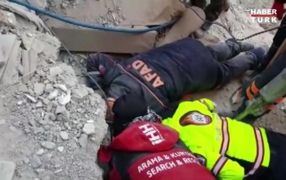 Ürək ağrıdan görüntülər: Axtarış - xilasetmə qrupları ilə dağıntılar altındakı vətəndaşlar arasında söhbət