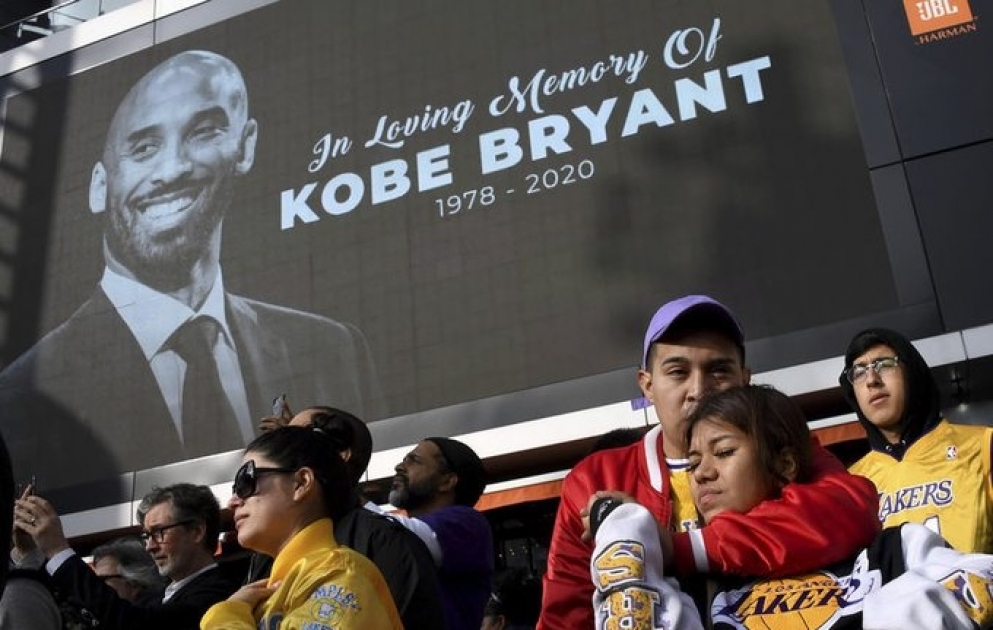 Fans mourn Kobe Bryant at Staples Center
